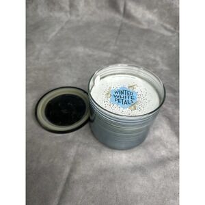 Bath and body Works white barn winter‎ white petals candle wick 14.5 OZ Holiday